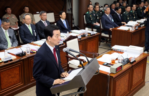 2015년 국정감사가 시작된 10일 서울 용산구 국방부에서 열린 국회 국방위원회 국방부 등 국정감사에서 한민구 국방부 장관이 업무보고하고 있다.    연합뉴스