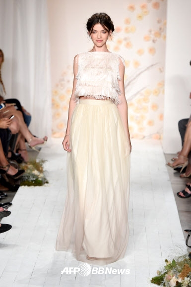 9일(현지시간) 미국 뉴욕에서 열린 뉴욕 패션위크 LC 로렌 콘래드 패션쇼에서 한 모델이 디자이너 로렌 콘래드의 의상을 입고 런웨이를 걷고 있다.<br>ⓒ AFPBBNews=News1