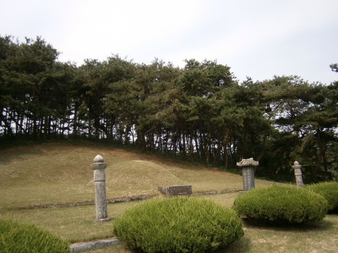 충남 천안에 있는 담헌의 묘소