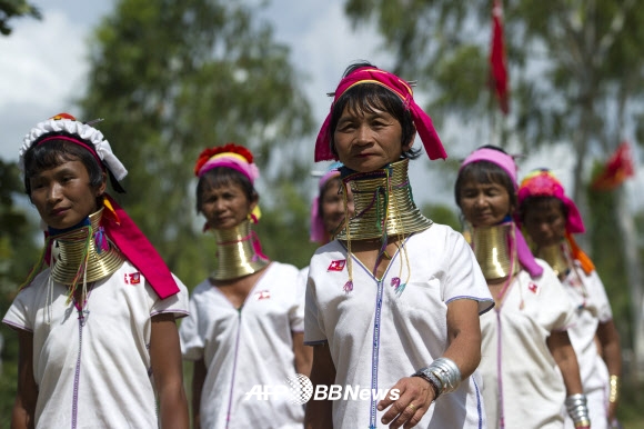 10일(현지시간) 미얀마 카야 Demoso에서 카얀족 여인들이 선거운동 집회에서 아웅 산 수 치 민주민족동맹 사무총장을 기다리고 있다. ⓒ AFPBBNews=News1