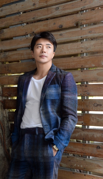 매일 아침 아들을 스쿨버스에 태워 주는 것으로 하루 일과를 시작한다는 권상우. 그는 “인기 절정이던 20대 때가 그립지는 않지만 마흔에 접어들면서 다른 배우들의 행보가 자극제가 되기도 하고 배우로서 내 위치에 대한 고민이 많아졌다”고 털어놨다.  손형준 기자 boltagoo@seoul.co.kr