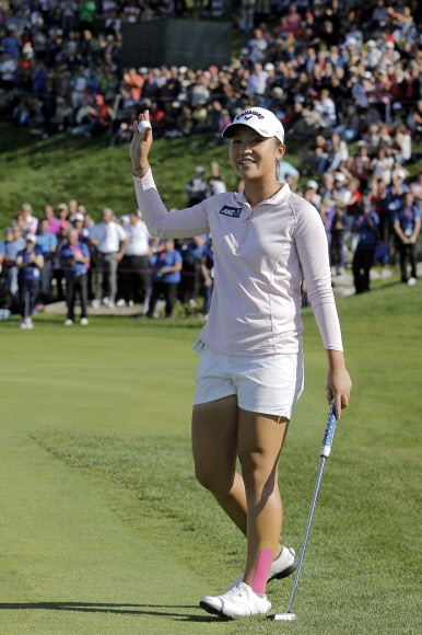 리디아 고(뉴질랜드)가 13일 프랑스 에비앙 마스터스 골프클럽에서 열린 미여자프로골프(LPGA) 투어 메이저대회 에비앙 챔피언십에서 우승한 뒤 갤러리의 환호에 답하고 있다. 에비앙 AP 특약 