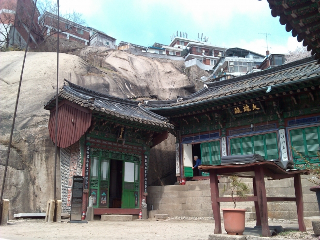 낙산 기슭의 작은 공간에 세워진 안양암의 대웅전(오른쪽)과 관음전 