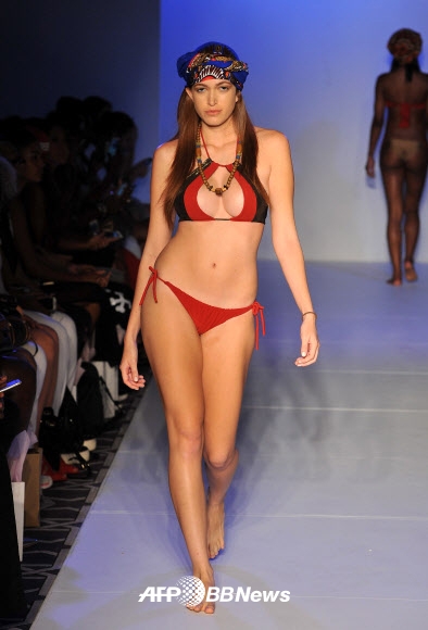 13일(현지시간) 미국 뉴욕에서 열린 뉴욕 패션위크 디자이너 프리미어 패션쇼에서 모델들이 비키니를 입고 런웨이를 걷고 있다. 지난 10일 막을 올린 이번 패션위크는 오는 17일까지 계속된다.<br>ⓒ AFPBBNews=News1