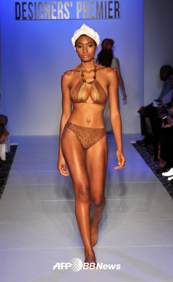 13일(현지시간) 미국 뉴욕에서 열린 뉴욕 패션위크 디자이너 프리미어 패션쇼에서 모델들이 비키니를 입고 런웨이를 걷고 있다. 지난 10일 막을 올린 이번 패션위크는 오는 17일까지 계속된다.<br>ⓒ AFPBBNews=News1