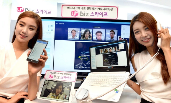 LG유플러스 모델들이 14일 서울 종로구 그랑서울에서 인터넷 전화를 기반으로 한 클라우드 방식의 업무용 통합 커뮤니케이션 솔루션인 ‘Biz 스카이프’를 선보이고 있다. 연합뉴스