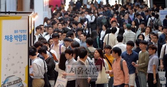 구직 열기는 청장년을 가리지 않는다. 14일 서울 강남구 코엑스에서 열린 ‘물류기업 청년 채용 박람회’에서 구직자들이 줄지어 입장을 기다리고 있다. 박지환 기자 popocar@seoul.co.kr