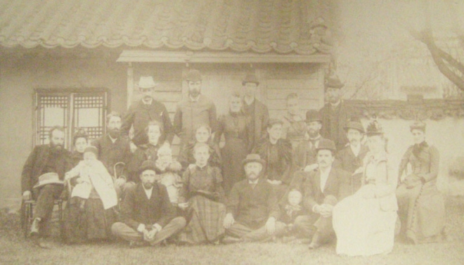 필라델피아 미국장로교역사박물관에 보관된 사진. 1893년 한국 파송 선교사 대회에서 언더우드(앞줄 왼쪽)가 첫째 아들 호털 언더우드를 안고 있는 부인과 나란히 앉아 있다. 