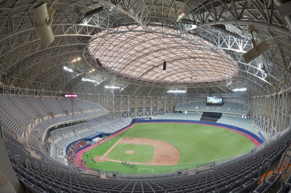 15일 첫선을 보인 한국 최초의 돔 야구장 고척스카이돔(고척돔)이 탁 트인 내부 모습을 드러내고 있다. 고척돔은 총 1만 8076석을 갖췄다.  박지환 기자 popocar@seoul.co.kr