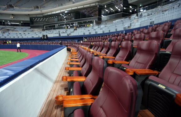 홈 플레이트 뒤에는 갈색의 편안한 극장식 좌석 ‘다이아몬드석’이 자리하고 있다. 연합뉴스