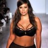 [포토] 풍만한 모델이 선보이는 섹시한 란제리 패션