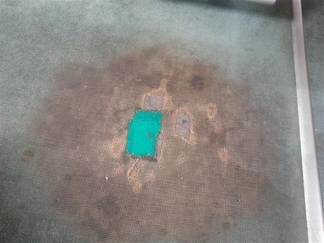 경부선 KTX 객실 열차 특실 바닥 일부가 낡아 찢어진 곳에 청테이프를 발라 놓아 승객들에게 불쾌감을 주고 있다.