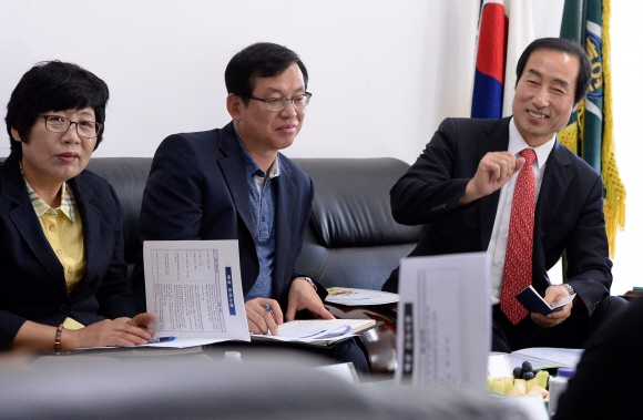 문석진(오른쪽) 서대문구청장이 16일 홍은동 홍연초등학교 교장실에서 학부모, 교직원들과 교육 현안에 대한 의견을 주고받고 있다. 이언탁 기자 utl@seoul.co.kr