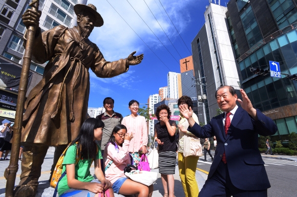 16일 박홍섭(오른쪽) 마포구청장이 용강동 토정 이지함 동상 앞에서 ‘토정 이지함 스토리텔링 거리’ 조성 사업의 배경을 설명하고 있다. 이언탁 기자 utl@seoul.co.kr