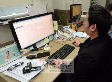 지난 14일 서울 도심에 있는 이 흥신소 사무실에서는 다른 직원이 현장에서 수집해 온 미행 대상의 이동 경로를 인터넷 지도로 확인하고 있다.  손형준 기자 boltagoo@seoul.co.kr