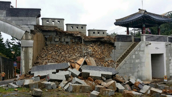 부산 동래읍성 성벽 일부 붕괴