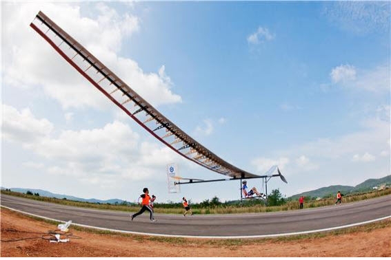 지난해 열린 인간동력항공기 경진대회에서 참가자들이 자체 개발한 비행기로 하늘을 날고 있다.