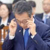 [포토] 정종섭 장관, 안경을 고쳐 쓰고….