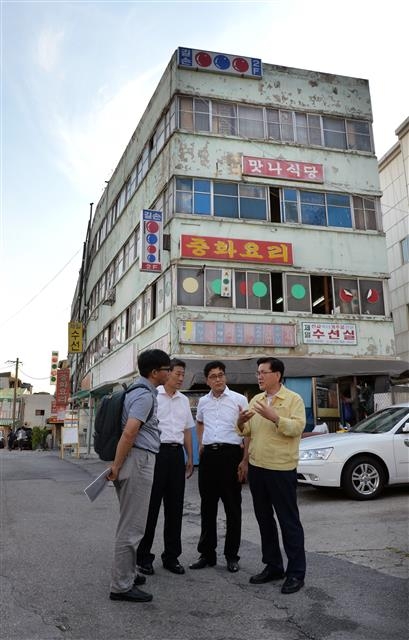 유덕열 동대문구청장이 지난 17일 청량리역 주변에서 구청 관계자들과 속칭 ‘청량리 588’ 등의 개발 계획을 점검하고 있다.