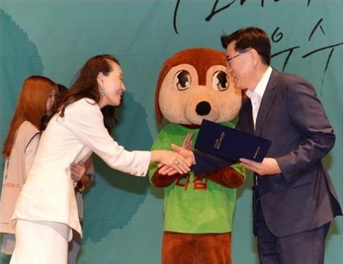 유덕열(오른쪽) 동대문구청장이 최근 열린 ‘2015 전국 기초지방자치단체장 매니페스토 우수사례 경진대회’에서 청렴 공약분야 최우수상을 받고 있다.