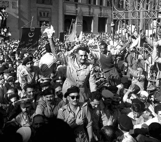 1954년 알렉산드리아에서 군중의 환영을 받는 카말 나세르.  뿌리와 이파리 제공
