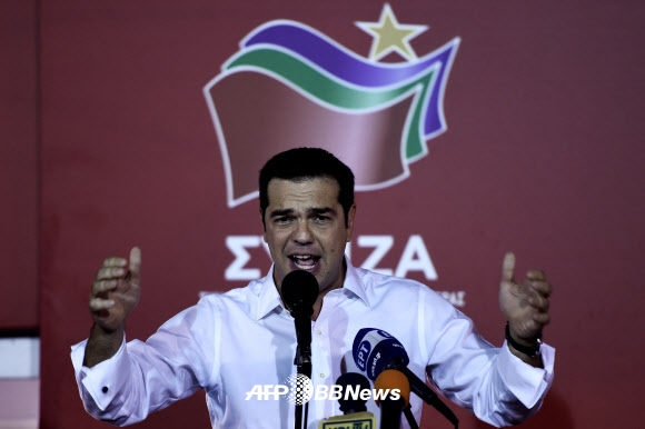 20일(현지시간) 실시한 그리스 조기총선에서 승리를 거둔 급진좌파연합(시리자)의 대표인 알렉시스 치프라스 전 총리가 지지자들에게 연설을 하고 있다. ⓒ AFPBBNews=News1