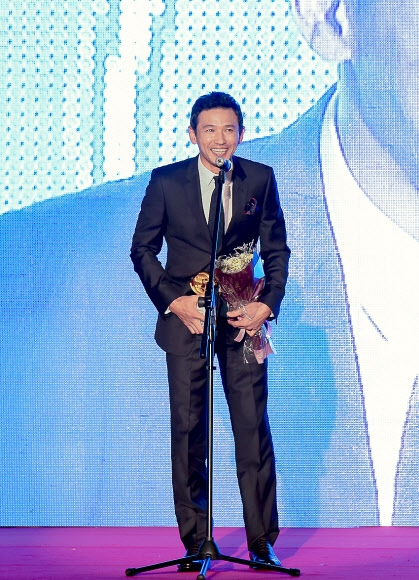 20일 오후 김포 아라뱃길 여객터미널에서 열린 ‘제35회 황금촬영상 시상식’에서 배우 부문 대상을 받은 ‘국제시장’의 황정민이 소감을 말하고 있다.  한국영화촬영감독협회 제공