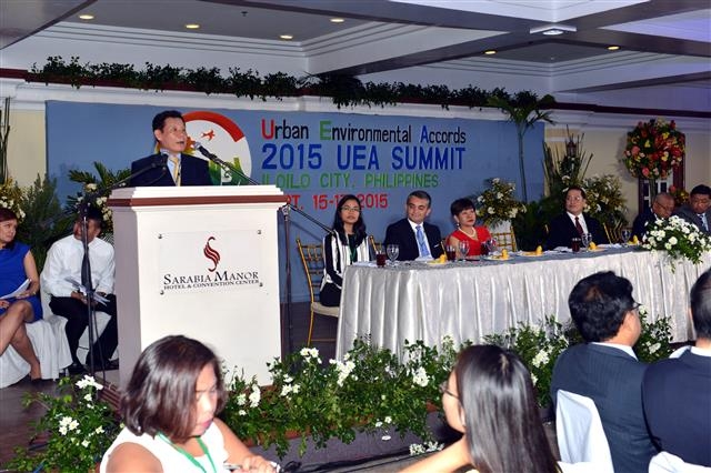 UEA 공동의장인 윤장현 광주시장이 필리핀 일로일로시 사라비아 마노 컨벤션센터에서 열린 UEA 정상회의 개막식에서 인사말을 하고 있다. 광주시 제공 