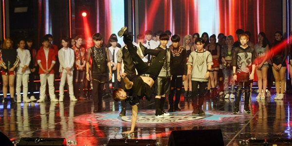 20일 경북 경주시 황성동 경주예술의전당에서 열린 K-POP 커버 댄스 페스티벌 결선에서 1위를 한 태국의 데프발렌팀이 앙코르 공연을 하고 있다. 2015. 9. 20 경주=손형준 boltagoo@seoul.co.kr