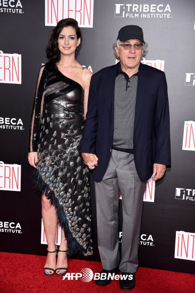 영화 ‘인턴’의 주연 앤 해서웨이와 로버트 드 니로가 21일(현지시간) 미국 뉴욕의 지그펠드 극장에서 열린 시사회에 참석해 포토월에서 포즈를 취하고 있다. ⓒ AFPBBNews=News1