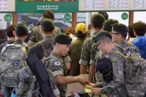 [밀리터리 인사이드] KTX도 못 타는 ‘병사 휴가비’를 해부했습니다