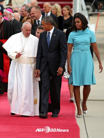 프란치스코 교황이 22일(현지시간) 오후 미국 워싱턴D.C. 인근 메릴랜드주 앤드루스 공군기지에 도착해 버락 오바마 대통령 내외와 두 딸이 교황을 직접 영접했다.  ⓒ AFPBBNews=News1