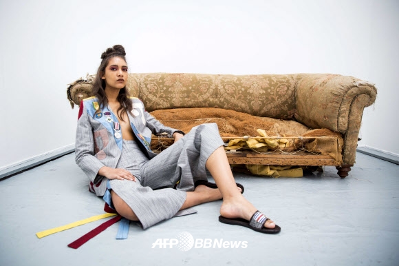 22일(현지시간) 런던에서 열린 런던 패션위크 봄/여름 2016 콜렉션에서 모델이 타타 나카의 작품을 선보이고 있다. ⓒ AFPBBNews=News1