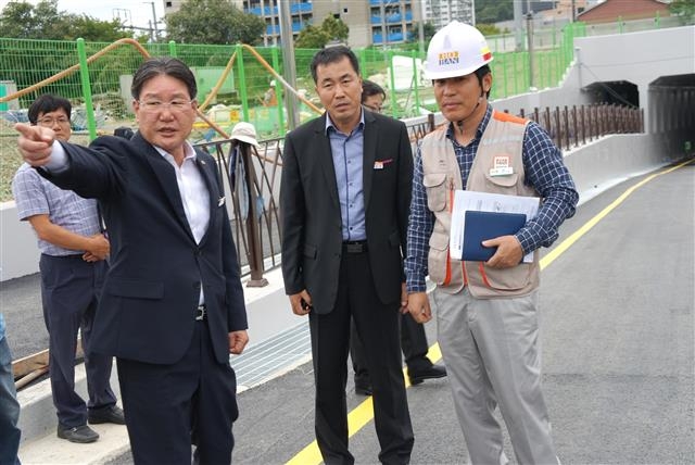 박세복(앞줄 왼쪽) 충북 영동군수가 영동역 지하차도 공사 현장을 찾아 “경사가 심한 도로 바닥에 미끄럼 방지시설을 하라”고 공사 관계자와 담당 공무원에게 지시하고 있다.