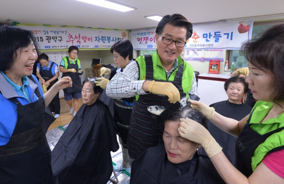 23일 유종필(가운데) 관악구청장이 추석을 앞두고 관내 미성로 약수경로당에서 한 노인에게 머리 염색을 해 주고 있다. 이언탁 기자 utl@seoul.co.kr