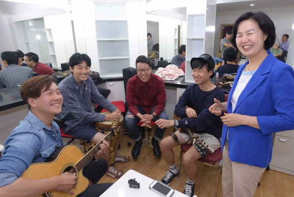 23일 김수영(오른쪽) 양천구청장이 양천해누리타운 해누리홀에서 진행된 안전콘서트에 참석해 공연팀과 대화를 하며 즐거워하고 있다.  이언탁 기자 utl@seoul.co.kr