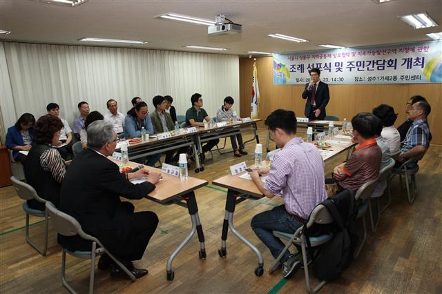 정원오 서울 성동구청장이 23일 성수1가2동 주민센터에서 젠트리피케이션 방지를 위한 조례 선포식을 한 뒤 지역민들과 대화를 나누고 있다. 성동구 제공