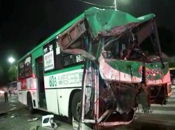 23일 오후 서울 강서구 공항동 공항중학교 삼거리에서 김포공항 방면으로 가던 시내버스가 공항중 방면으로 좌회전하던 다른 버스 측면을 들이받는 사고가 발생, 승객 2명이 숨지고 40여명이 다쳤다. 사진은 이날 사고 현장.  강서소방서 제공