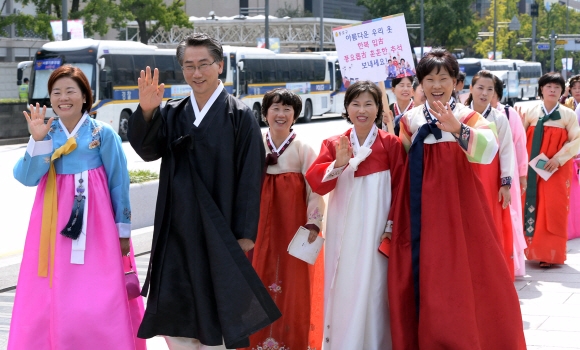 24일 광화문광장에서 열린 ‘한민족 고유의 전통 한복입기 캠페인’에 참가한 김영종(왼쪽 두 번째) 종로구청장이 종로구 새마을지회 회원들과 함께 한복의 아름다움을 홍보하고 있다. 이언탁 기자 utl@seoul.co.kr
