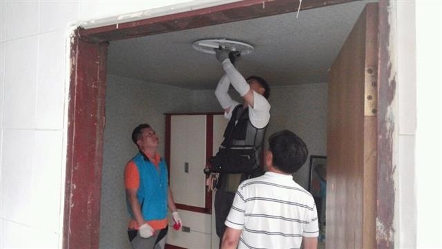 지난 4일 주택관리지원센터 직원들이 독산2동의 한 저소득층 가정의 전등을 LED등으로 교체해 주고 있다. 금천구 제공