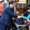 추석 앞두고 전통시장 방문한 홍준표 지사