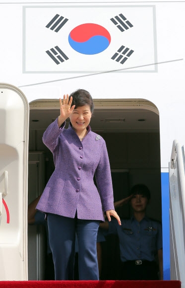 유엔 총회 및 유엔 개발정상회의 참석차 출국하는 박근혜 대통령이 25일 오후 서울공항에서 전용기에 오르며 손을 흔들고 있다.  연합뉴스
