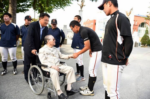 모교 찾은 김종필 前 총리 야구부 후배들 격려