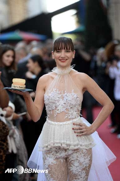 “치즈 맛보라는 건지...모델 감상하라는 건지”