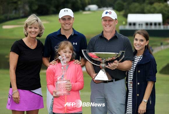 Jordan Spieth of the United States poses on the 18th green with his mom Chris, father Shawn, sister Ellie and girlfriend Annie Verret after winning both the TOUR Championship By Coca-Cola and the FedExCup at East Lake Golf Club on September 27, 2015 in Atlanta, Georgia