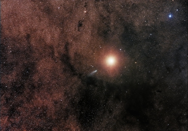 [2015 올해의 천문사진]컴퓨터 조작 망원경(Robotic Scope) 부문 수상작. 사이딩 스프링 혜성(C/2013 A1)과 화성.(독일 Sebastian Voltmer)