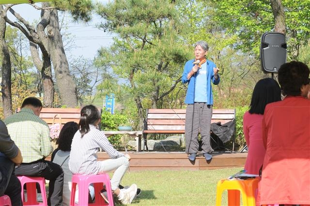 박범신 작가가 지난 4월 충남 논산 집필관에서 연 와초문학제를 찾아온 독자들에게 문학과 고향 등에 대해 설명하고 있다.   논산시 제공