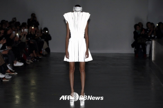 29일(현지시간) 프랑스 파리에서 열린 패션쇼에서 한 모델이 패션 브랜드 ‘앙리아레이지(Anrealage)’의 2016 봄/여름 컬렉션 의상을 선보이고 있다.<br>ⓒ AFPBBNews=News1