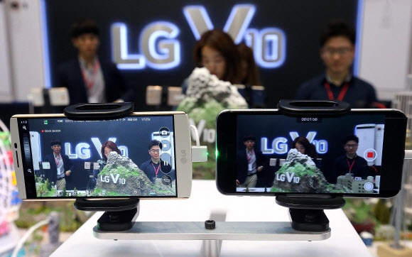 영상의 떨림 보정 기능 시연하는 LG ’V10’