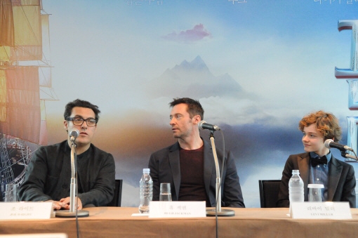 1일 일본 도쿄에서 기자회견을 하고 있는 조 라이트(왼쪽부터) 감독과 주연 배우 휴 잭맨, 아역 배우 리바이 밀러.  워너브러더스코리아 제공